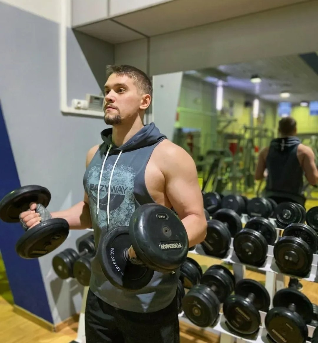 Денис Карелин в тренажёрном зале